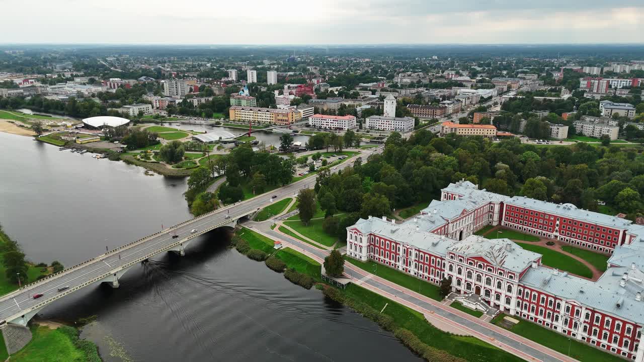 Letecký pohled na Jelgavu v Lotyšsku s bujnou zelení a říční scenérií