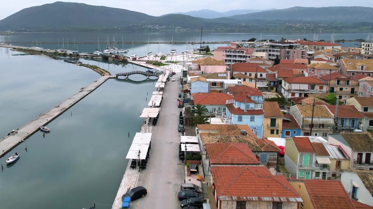 Lefkada Şehir Merkezi Plaj Caddesi Havadan Görünümü. İyon Denizi sularıyla çevrili geleneksel mimariye sahip kasaba genişlemesi.