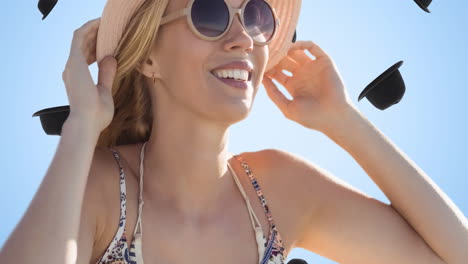 animación de una mujer caucásica sonriente con sombrero y gafas de sol sobre sombreros caídos sobre fondo azul