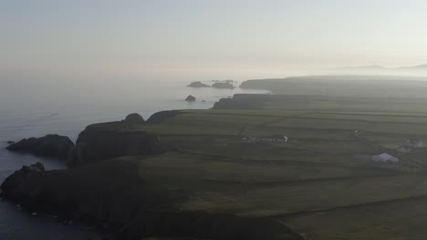 ätherische-Irische-Küstenklippen-Und-Bauernhöfe-Im-Nebligen-Morgennebel,-Antenne