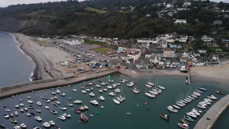 Luftaufnahme-Von-Booten,-Die-Am-Cobb-Marina-In-Lyme-Regis-Festgemacht-Sind