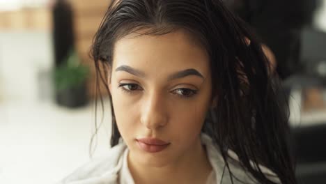 Retrato-De-Una-Hermosa-Mujer-Secando-Rizos-De-Cabello-Con-Un-Cepillo-Y-Secador-De-Pelo-Para-Darle-Volumen-En-Un-Salón-De-Belleza-Y-Salud