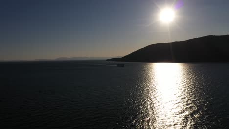 Impresionante-Toma-Aérea-De-Un-Ferry-Navegando-Al-Atardecer-En-El-Sonido-De-Howe-En-Columbia-Británica,-Canadá