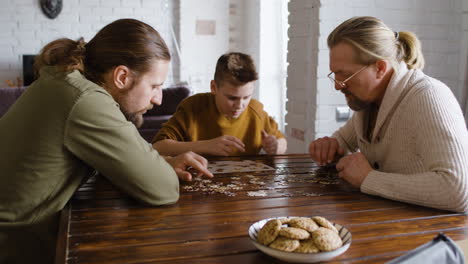 Kaukasische-Männer-Und-Junge-Im-Wohnzimmer