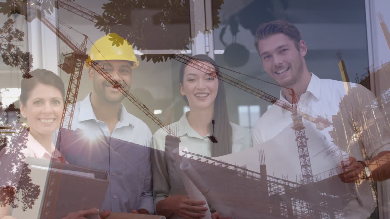 animación de la construcción de sitios sobre diversas personas de negocios sonriendo