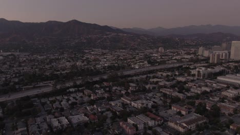 Panorámica-Horizontal-De-Gran-Altitud-Durante-La-Puesta-De-Sol-De-Glendale,-California,-Con-Vistas-A-La-Autopista-134