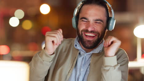 un macho despreocupado y tonto escuchando a su favorito