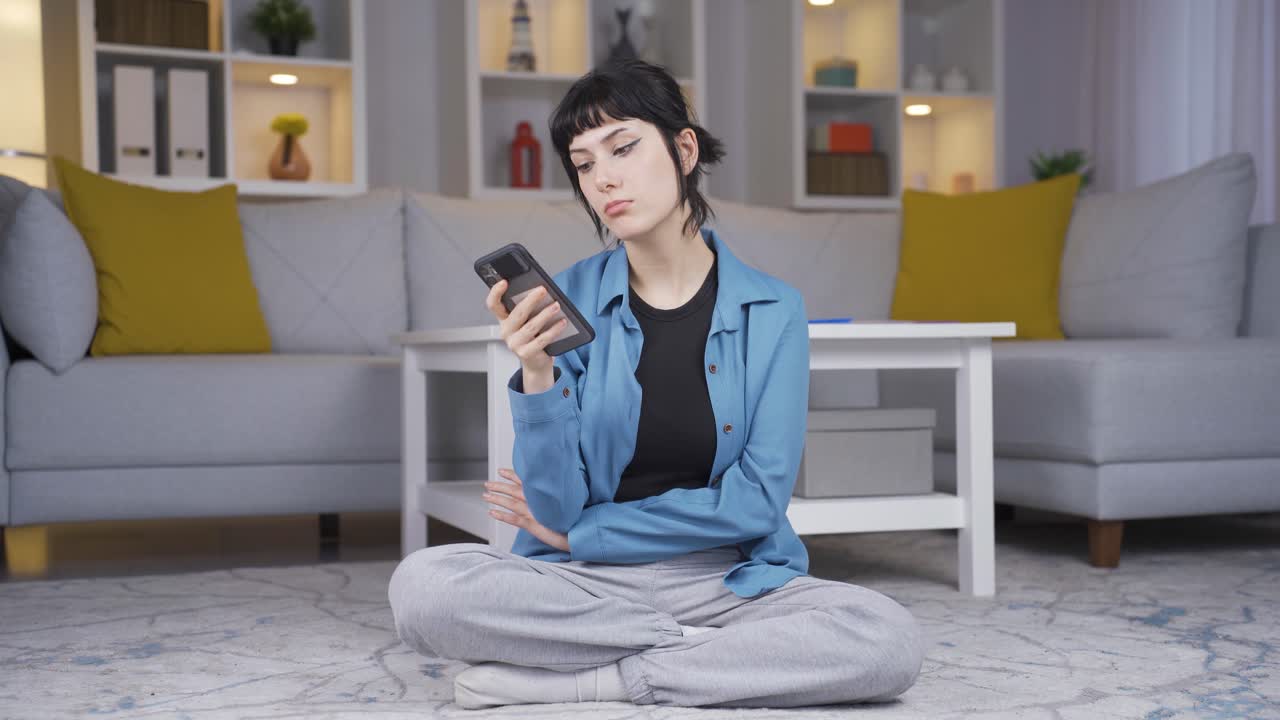 전화하고 있는 젊은 여성.