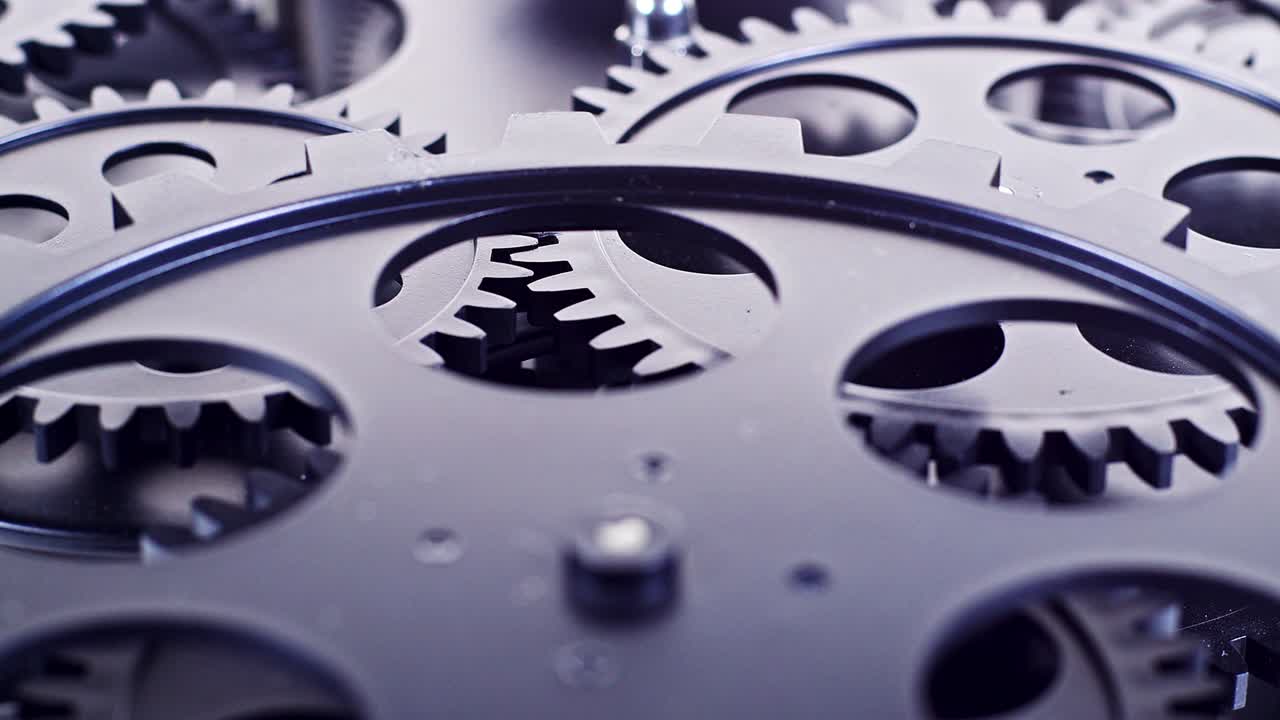 검은색 기어 이 회전하는 근접 촬영