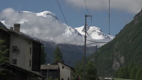 Paisaje-Al-Tomar-El-Tren-Glaciar-Express-En-Suiza