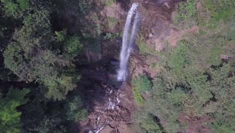 Die-Aufsteigende-Vertikale-Luftaufnahme-Zeigt-Den-Wunderschönen-Manchewe-Wasserfall-In-Malawi