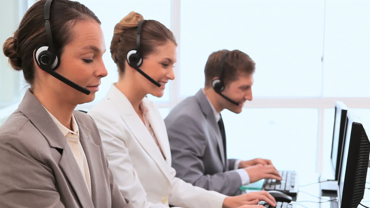 agentes de los centros de llamadas que utilizan computadoras