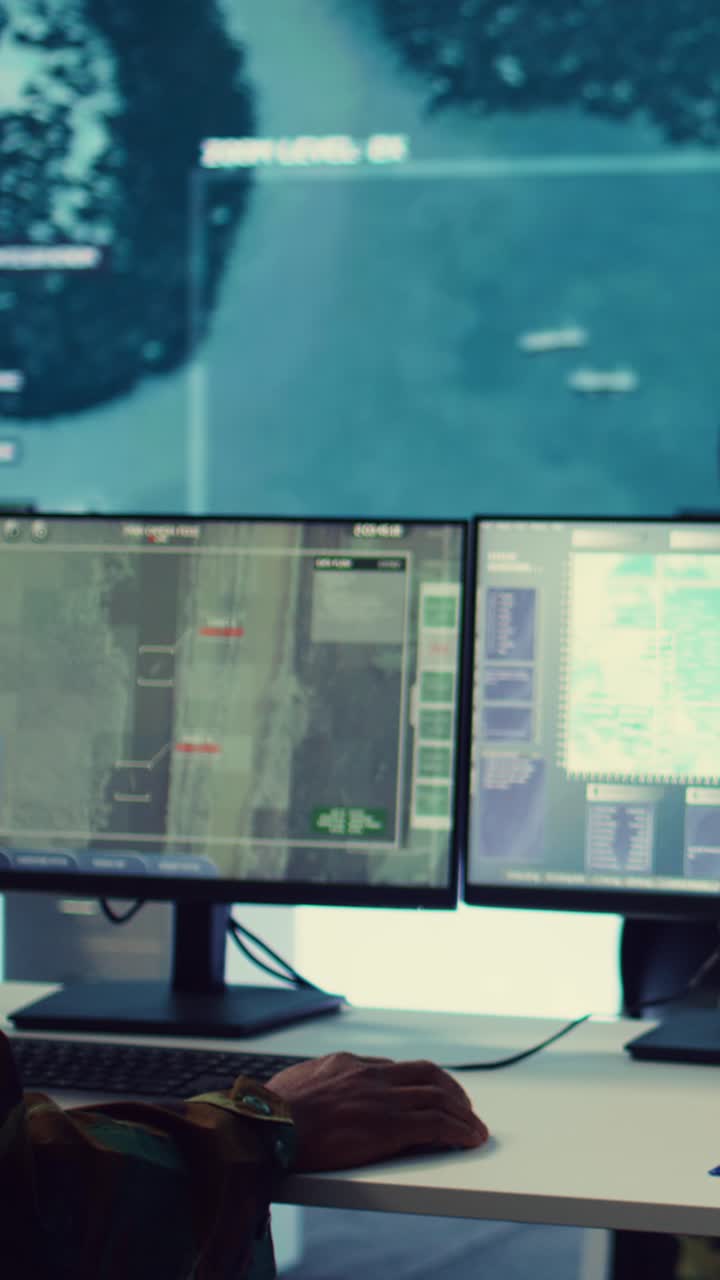 Operatori militari che monitorano i dati di sorveglianza nella sala di controllo