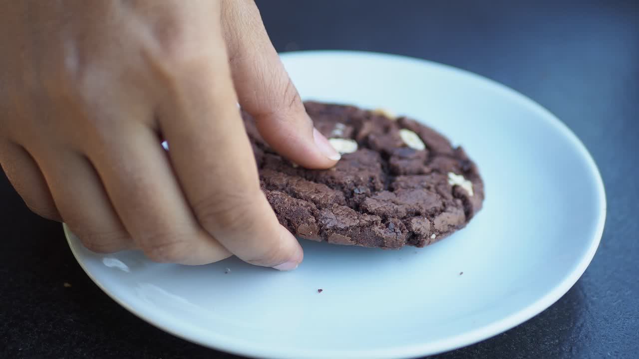 접시에 있는 초콜릿  쿠키