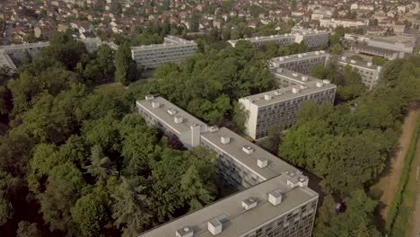 francia, alrededor de parís, vista de bloques de suburbios por drone
