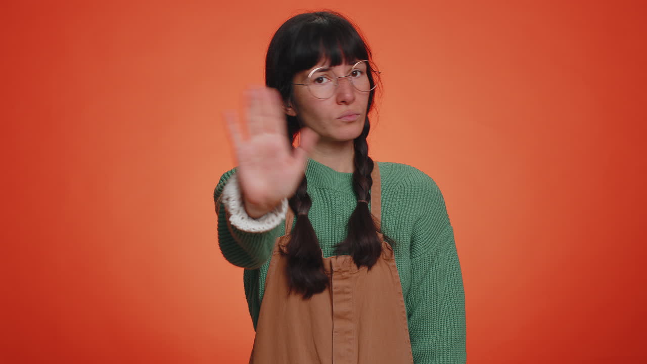 mujer dice no sostiene la palma plegada manos cruzadas en gesto de parada, advertencia de final, acceso prohibido