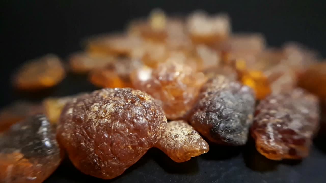 piedras naturales de ámbar báltico sobre un fondo negro-8