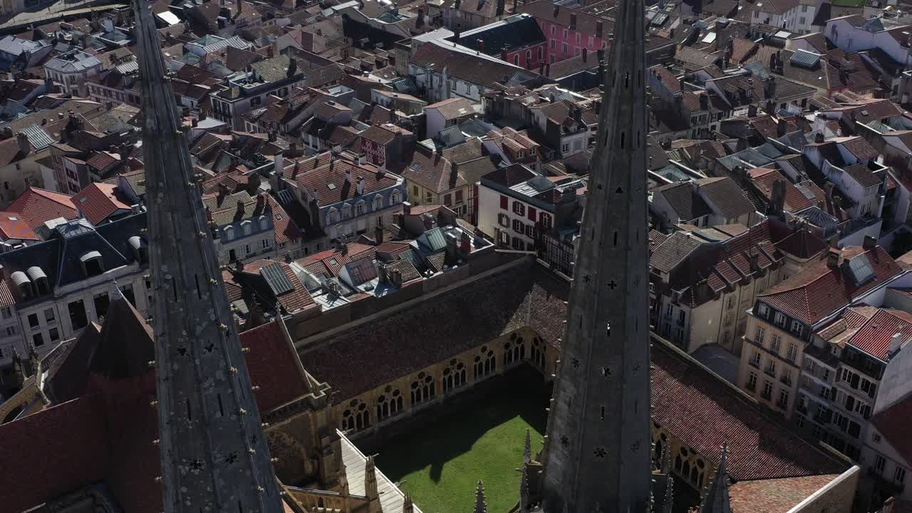 도시 풍경, 프랑스와 바욘 대성당의 첨탑과 회랑