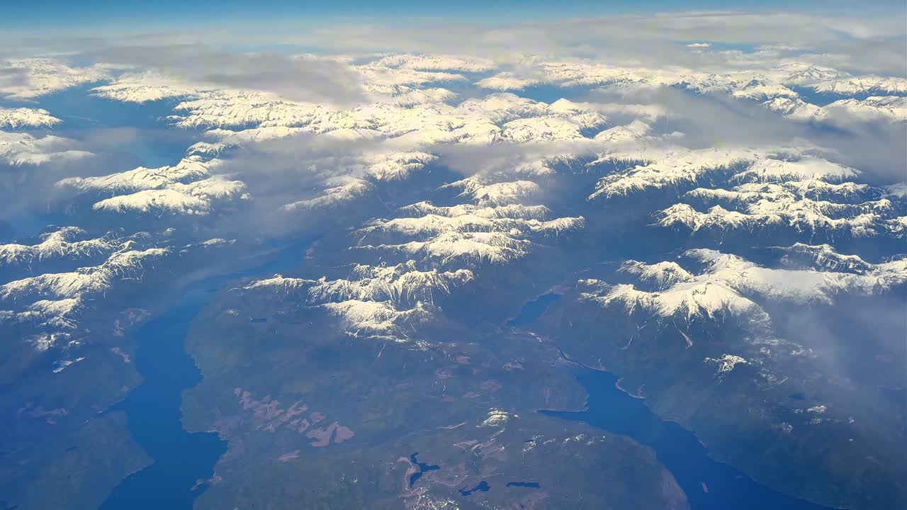 バンクーバー近郊の雪山の空撮、穏やかで静かな風景。