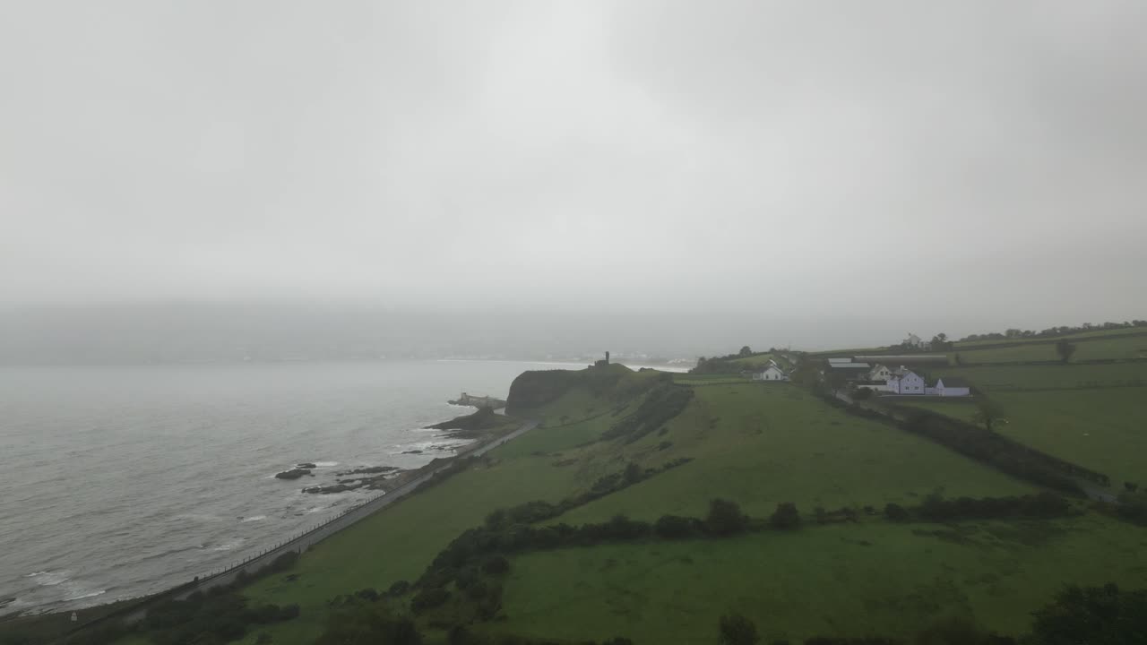 vista aérea de la campiña irlandesa rodeada de niebla baja