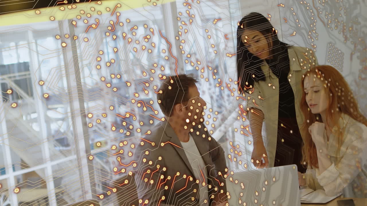 다양한 동료들이 사무실에서 함께 토론하는 마이크로프로세서 연결의 애니메이션