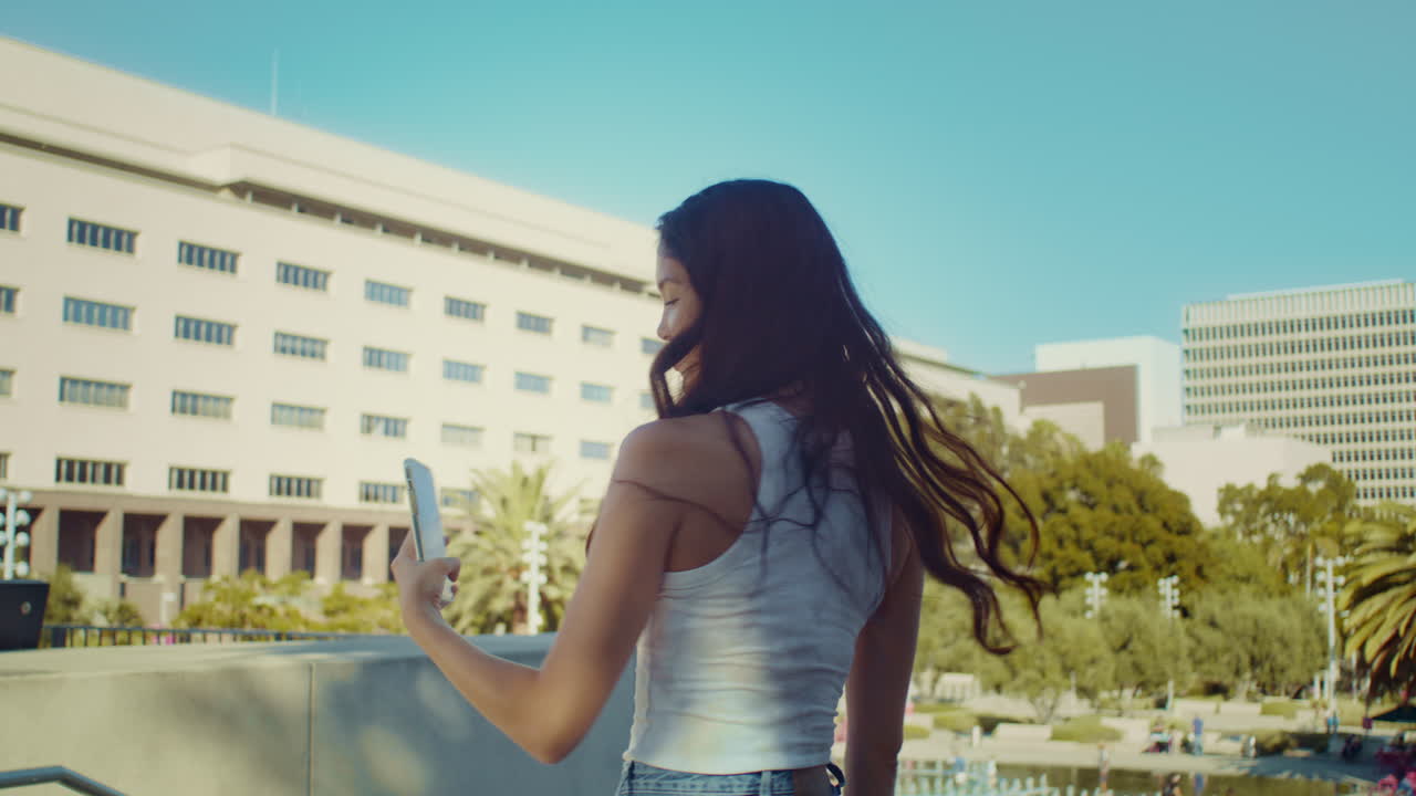예쁜 여성이 클로즈업 셀카를 찍고, 아시아 소녀가 여름에 자기 사진을 찍고