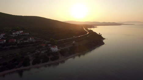 Flug-über-Meer-Und-Trikorfo-Strandküste-Bei-Sonnenuntergang-Griechenland