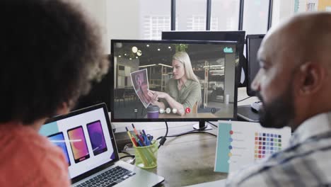 hombres de negocios afroamericanos en videollamada con una colega caucásica en la pantalla