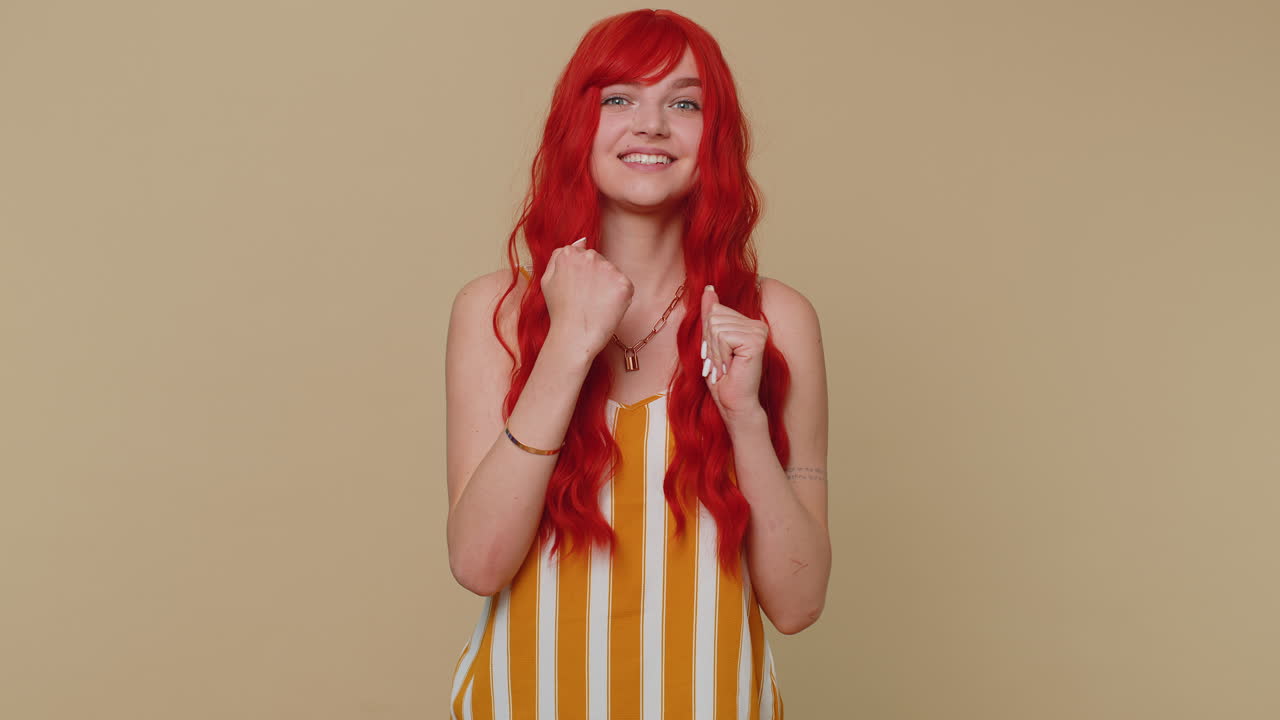 ⁇ 크 트립을 입은 세련된 여성이 소리를 지르고, 주먹을 들고 제스처로 내가 해냈어, 성공을 축하하고, 승리하고