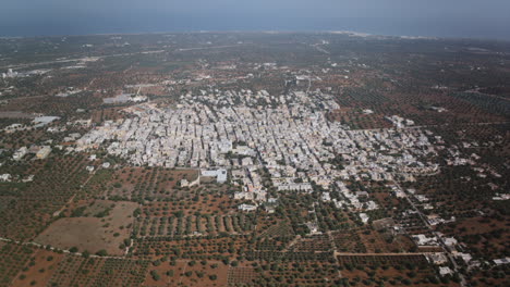 Amplia-Hiperlapso-De-Rotación-Aérea-De-La-Ciudad-De-Prezze-Di-Grego-En-El-Sur-De-Italia.