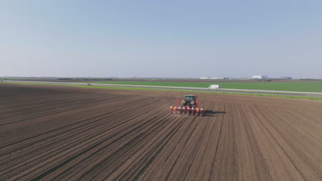 tractor plantando semillas en un campo