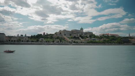 Bootsfahrt-Durch-Die-Donau,-Sommernachmittag,-Leicht-Bewölkt