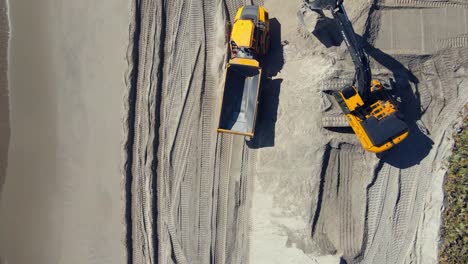 Draufsicht-Auf-Bagger,-Die-Den-Strand-Räumen