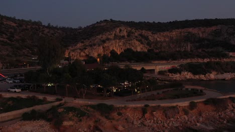 4k-Schöne-Goldene-Sonnenuntergangansicht-Des-Sees-Vouliagmeni-In-Griechenland