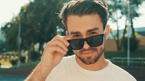 hombre elegante con gafas de sol
