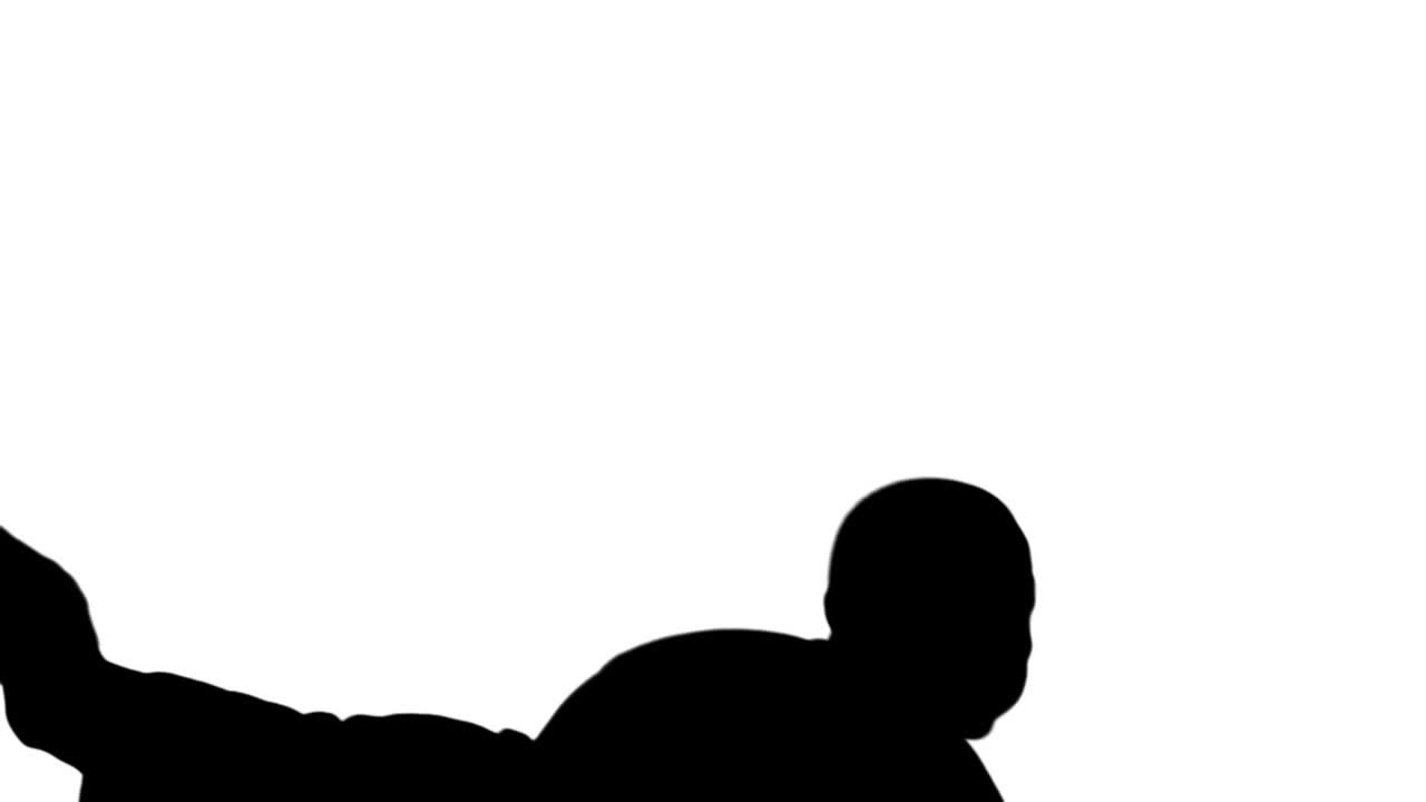 공을 헤딩하는 축구 선수의 실루 ⁇