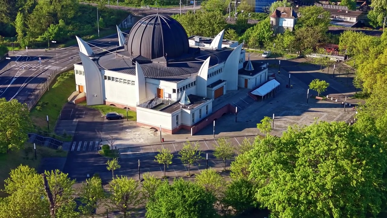 Dron sobrevolando la Gran Mezquita de Estrasburgo en una soleada mañana de primavera.