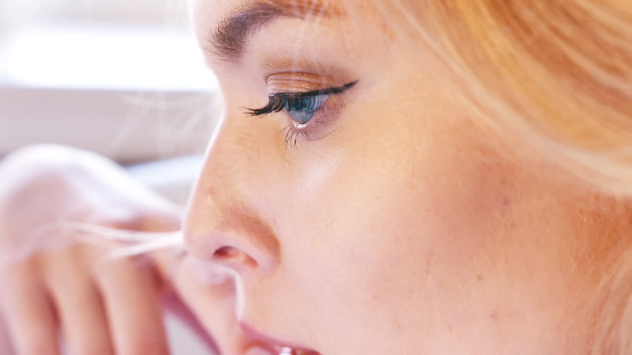 perfil de una mujer en primer plano