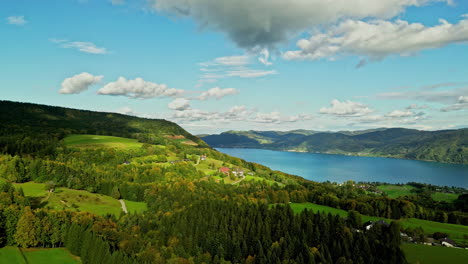 Toma-Aérea-De-Seguimiento-De-Los-Colores-Del-Follaje-De-Otoño-En-El-Lago-Attersee,-En-La-Soleada-Austria.