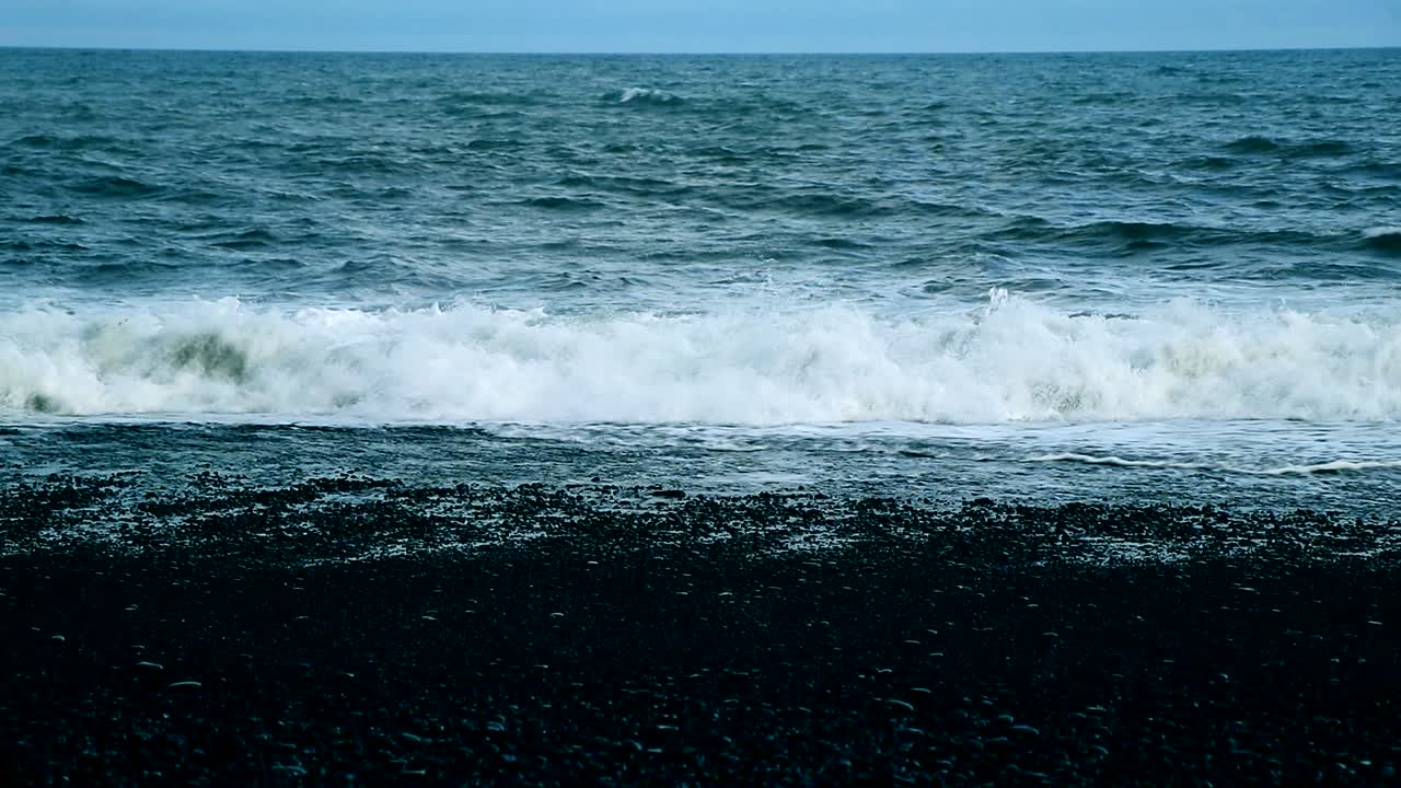 아이슬란드 해안선의 검은 모래 해변