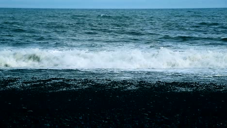 Una-Playa-De-Arena-Negra-En-La-Costa-Islandesa