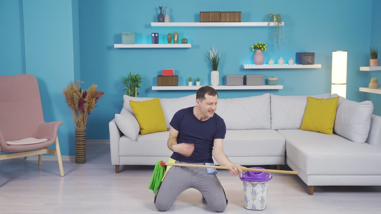 hombre feliz limpiando y escuchando música. limpieza de la casa y concepto de higiene.
