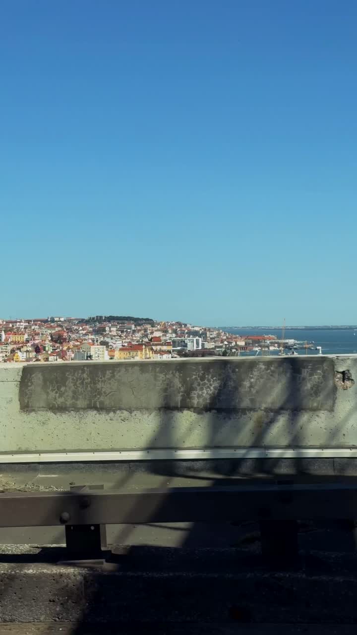 Guidare sul Ponte 25 de Abril con Vista Panoramica sulla Città di Lisbona