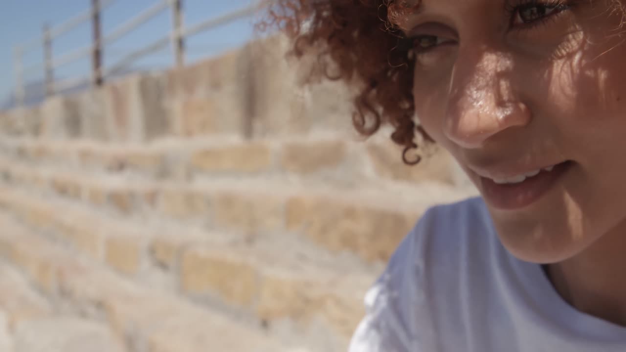 mujer usando teléfono móvil en la playa 4k