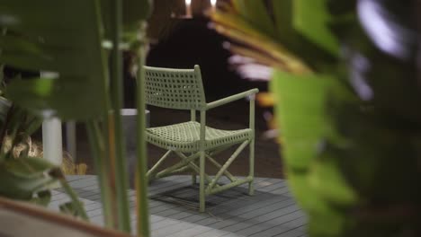 vista para el chalet al aire libre frente a la playa por la noche, toma de primer plano, toma de salida