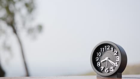 el tiempo transcurre, el despertador negro muestra el transcurso del tiempo.