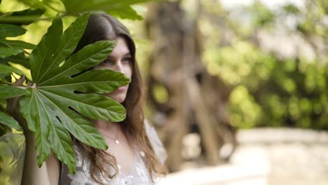 mujer en un jardín