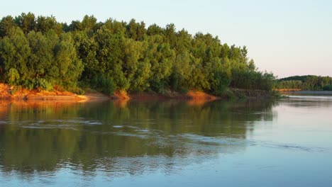 Paisaje-Tranquilo-Y-Ondas-De-Agua-En-El-Río-Siret-En-Rumania---Lapso-De-Tiempo