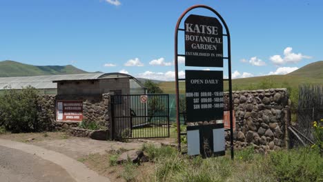 puerta de entrada y letrero en el jardín botánico katse en las tierras altas de lesotho