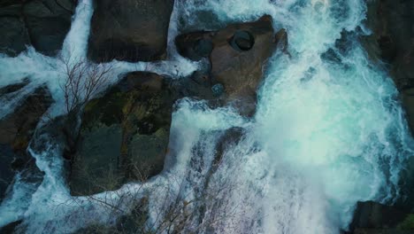 Top-View-Of-Gushing-Cascades-Through-Rocks-In-Fervenza-Da-Noveira,-A-Coruña,-Spain